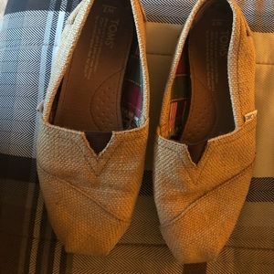 Tom's burlap flats